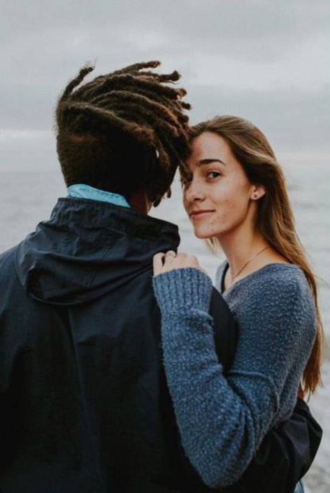 Couple sur une falaise